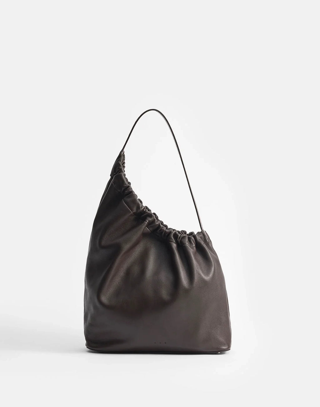 Aesther Ekme Demi Lune Cloud in tabacco calfskin with an asymmetrical shape, ruched opening and long shoulder strap.